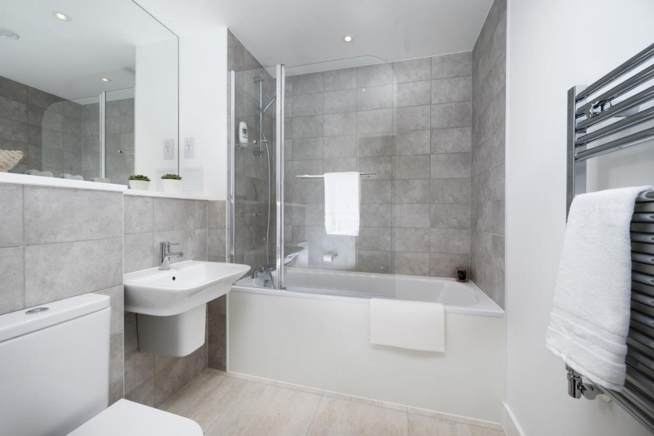 Modern Studios And Apartments At Barking Wharf In Londres Exterior foto