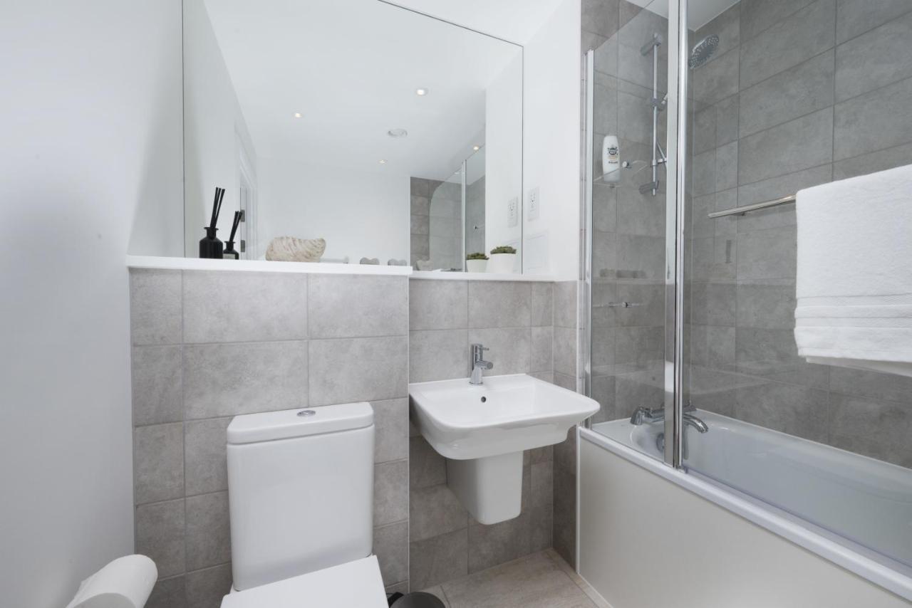 Modern Studios And Apartments At Barking Wharf In Londres Exterior foto